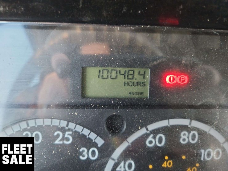 2005-freightliner-m2-106-image-19