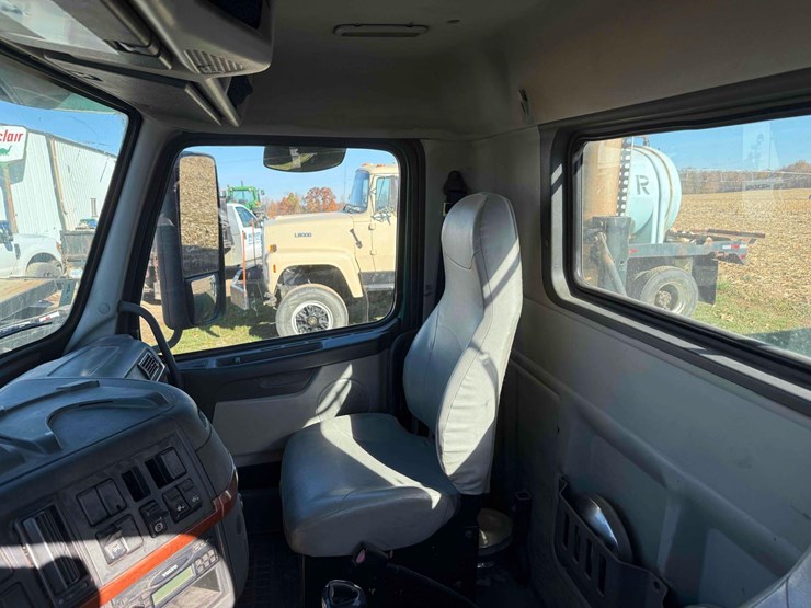 volvo-d13-semi-image-32