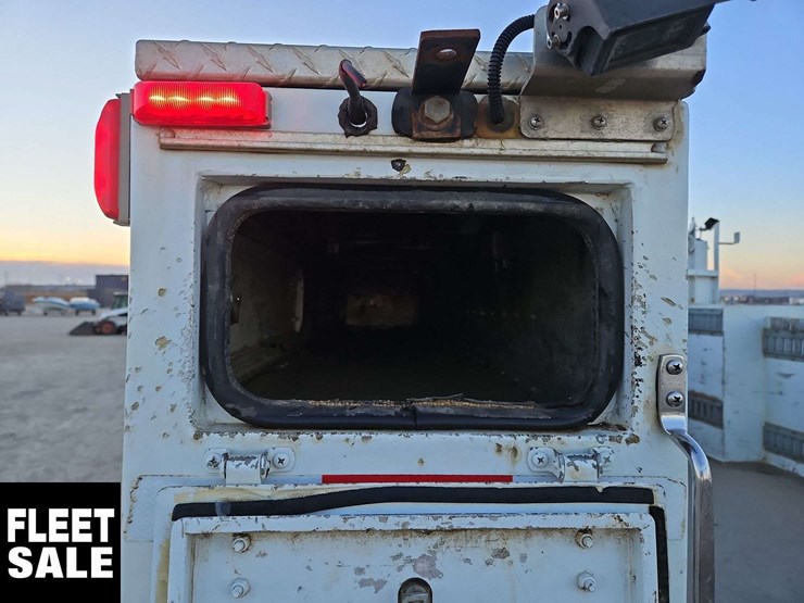 2005-freightliner-m2-106-image-50