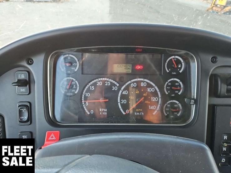 2005-freightliner-m2-106-image-18