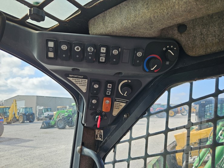 2010-deere-333d-image-10