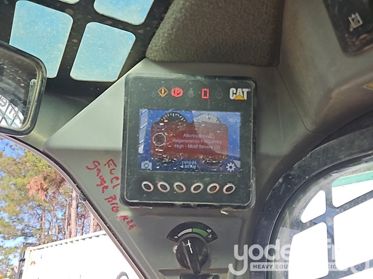 2021-caterpillar-299d3-image-23