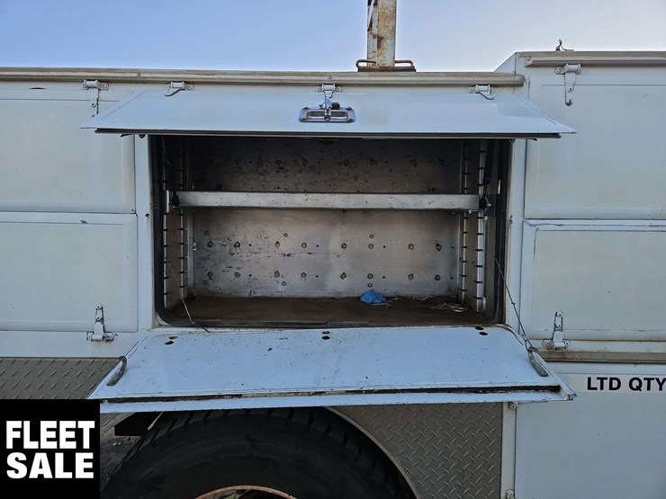 2005-freightliner-m2-106-image-36