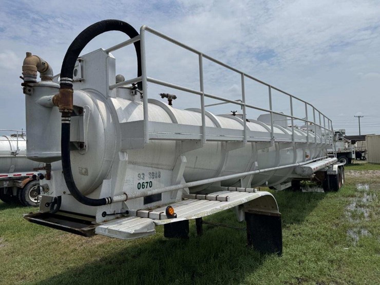 2015-dragon-137bbl-double-conical-vacuum-trailer-image-1