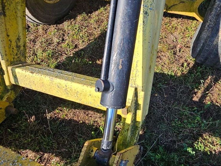 white-2-78-industrial-tractor-image-31