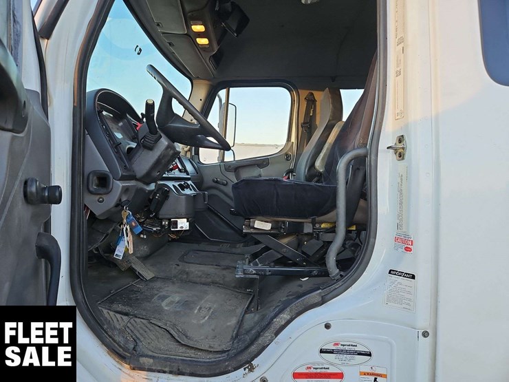 2005-freightliner-m2-106-image-14