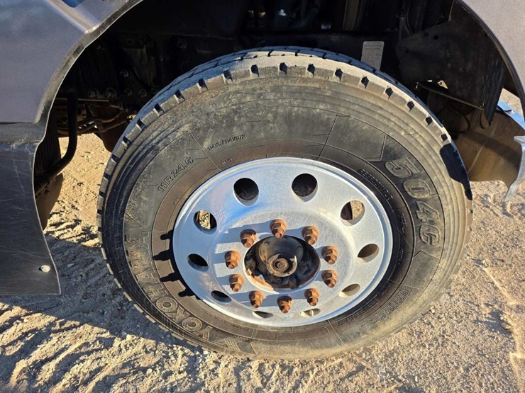 2014-volvo-10-image-12