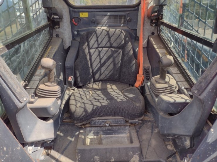 18-deere-323e-image-11