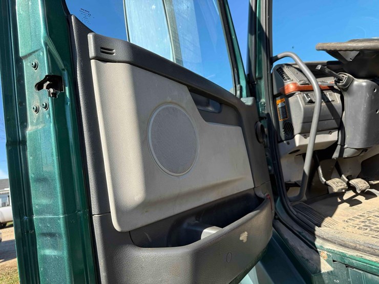 volvo-d13-semi-image-27