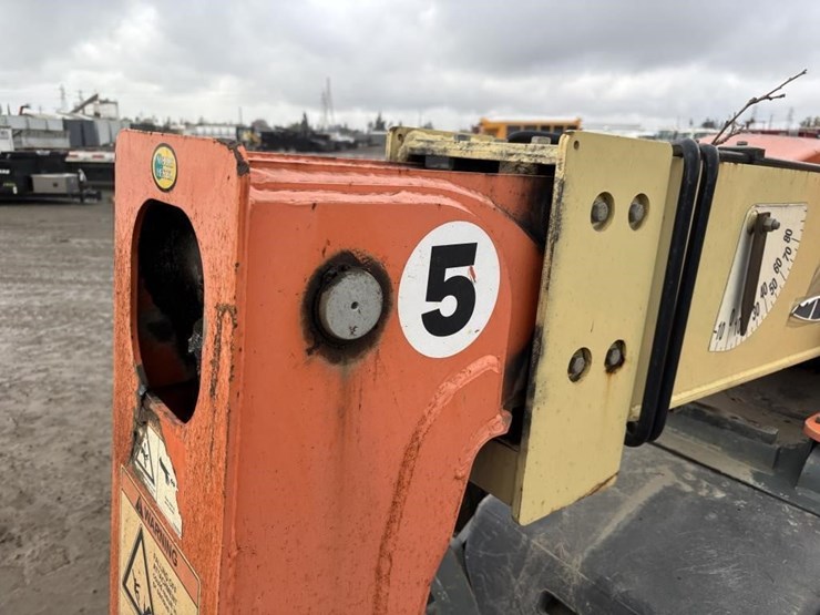 2013-jlg-g5-18a-image-14