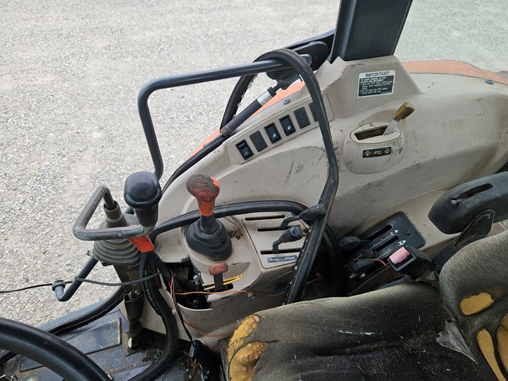 2008-kubota-m7040-image-18