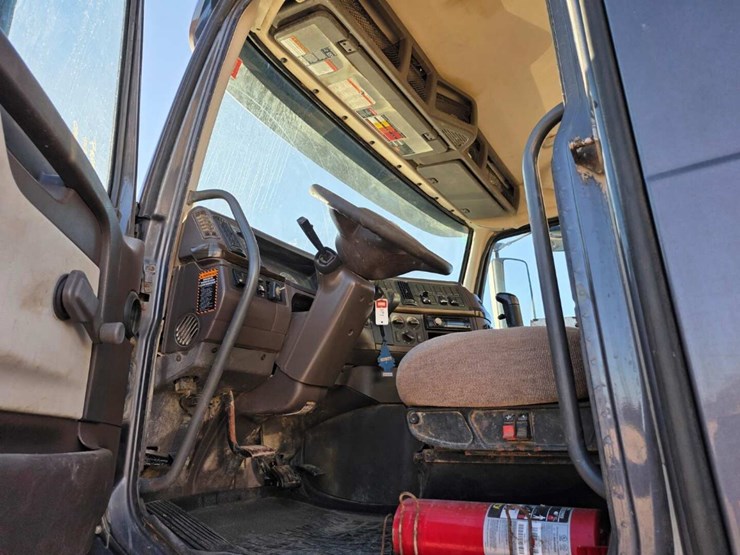 2014-volvo-10-image-10