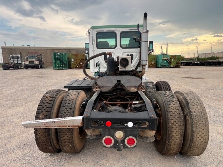 2015-freightliner-cascadia-daycab-image-6