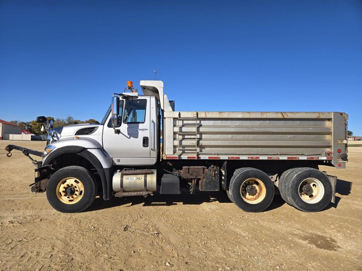 2014-international-7400-image-2