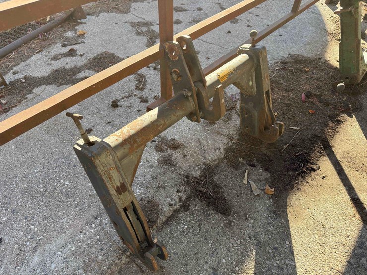 white-quick-hitch-image-1