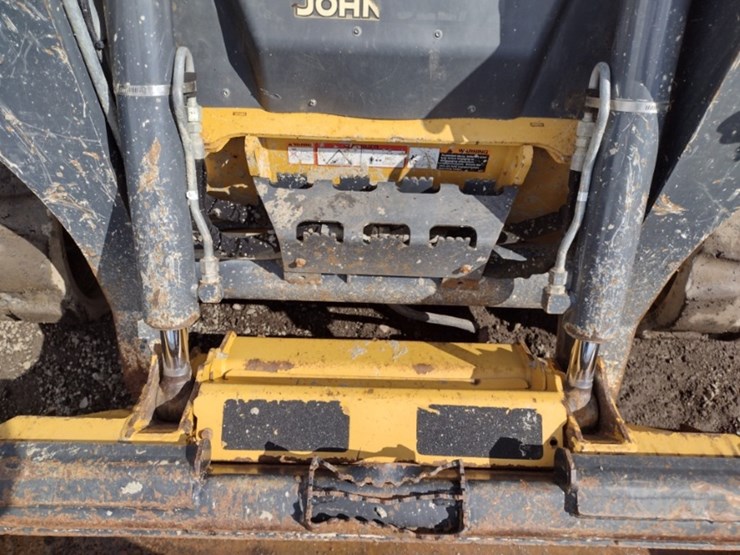 18-deere-323e-image-15