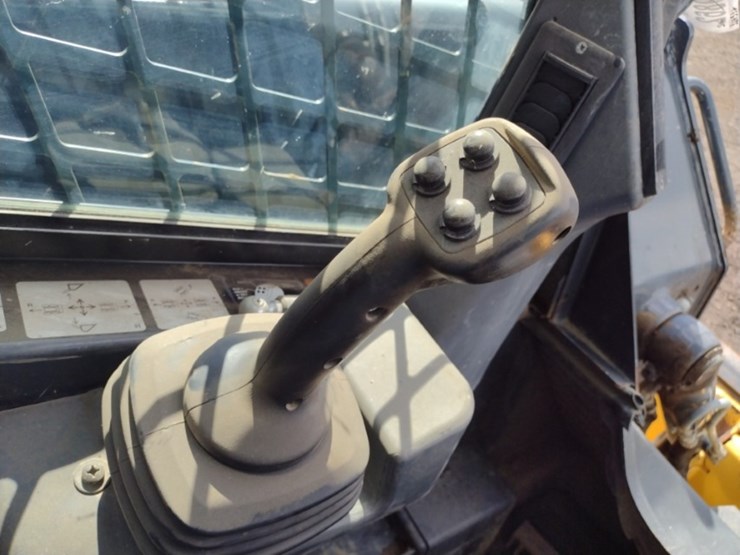 18-deere-323e-image-10