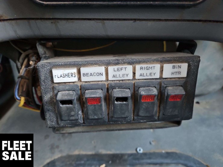 2005-freightliner-m2-106-image-25