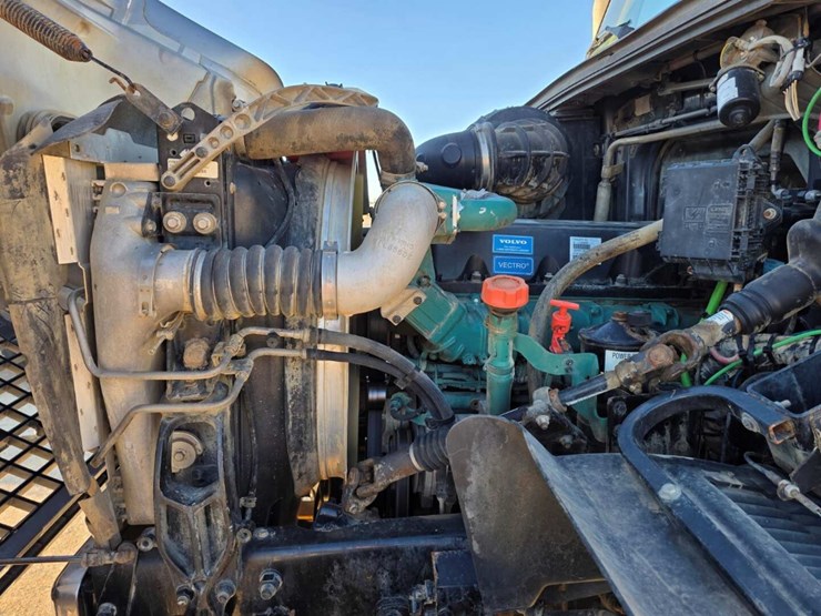 2014-volvo-10-image-13