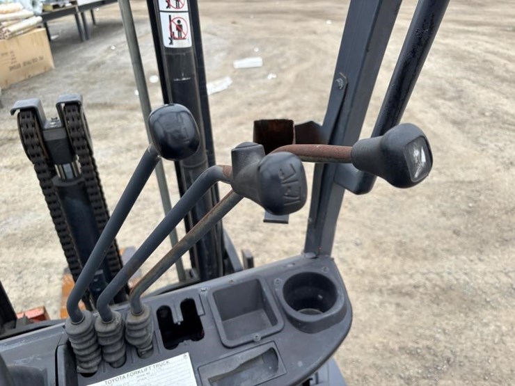 2007-toyota-8fgcu20-image-25