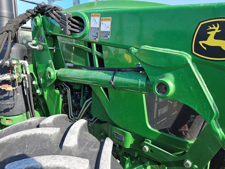 2016-john-deere-6105e-image-21