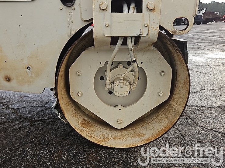 2014-caterpillar-cb24b-image-12