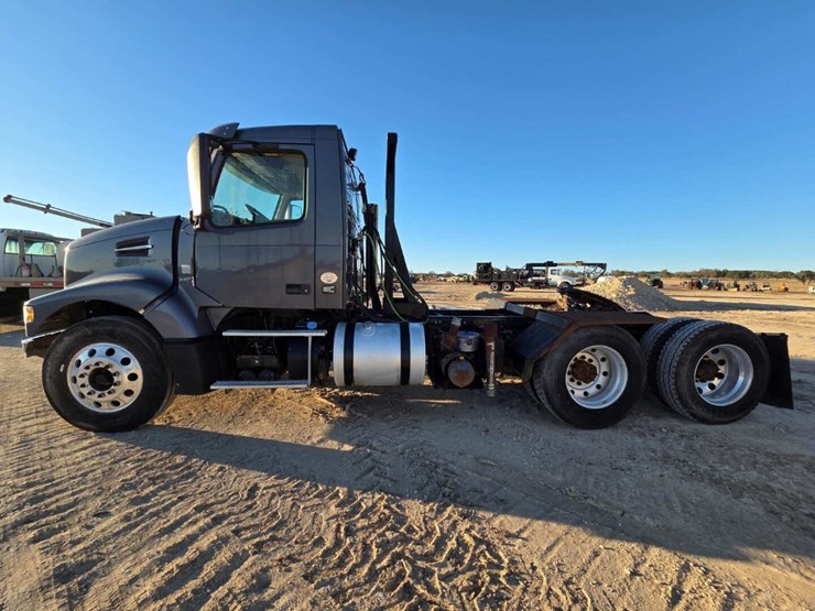 2014-volvo-10-image-8