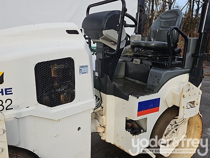 2014-caterpillar-cb24b-image-15