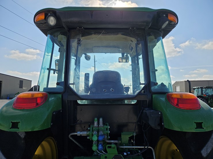 2016-john-deere-6105e-image-16