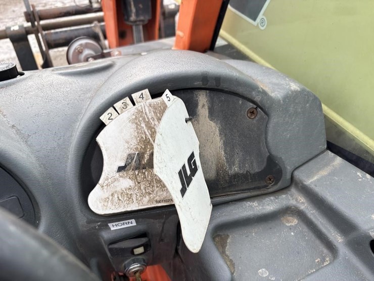 2013-jlg-g5-18a-image-28