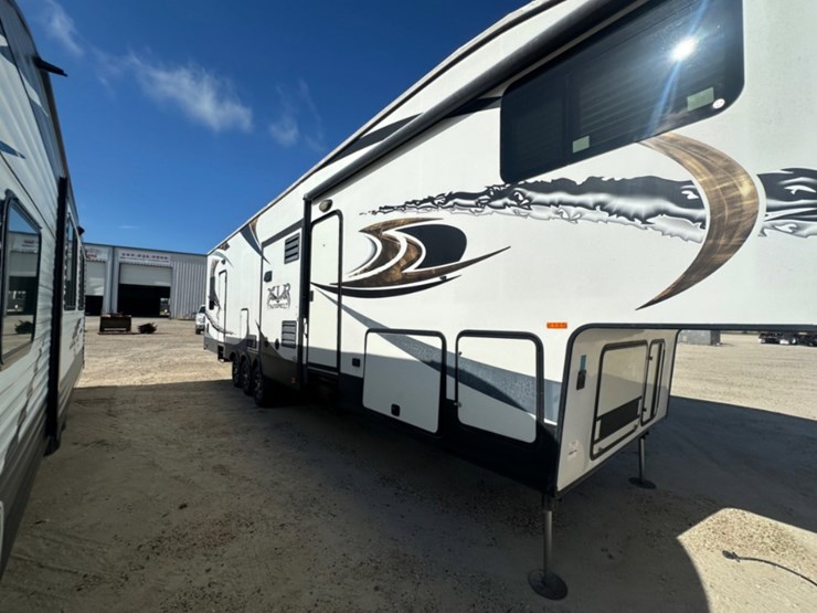 2013-xlr-thunderbolt-35x14-5th-wheel-camper-image-4