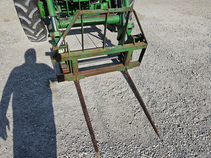 2011-john-deere-6100d-image-3