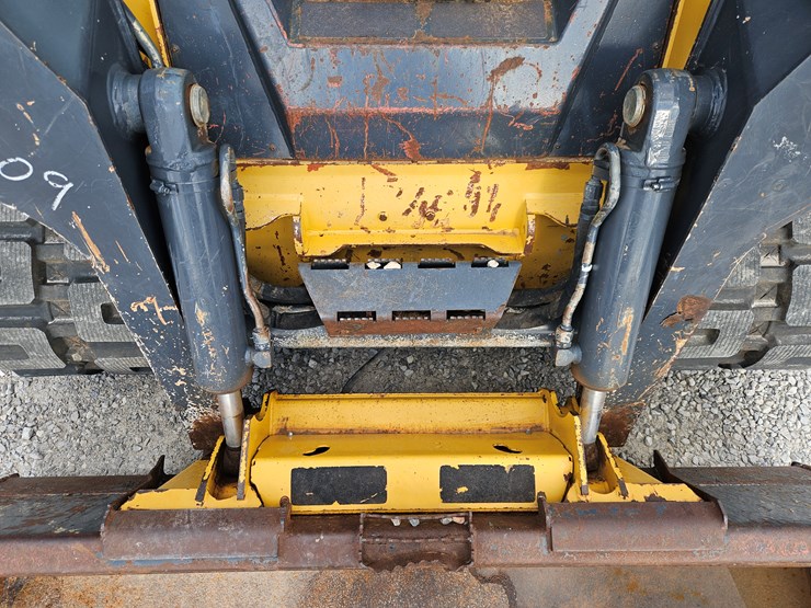 2010-deere-333d-image-5