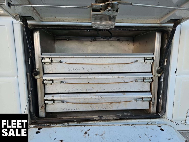 2005-freightliner-m2-106-image-44