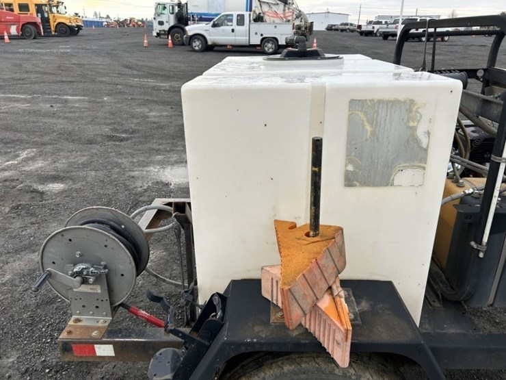 hydrotek-ss30005vs-towable-pressure-washer-image-14