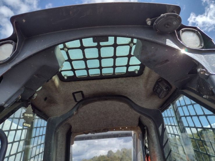 18-deere-323e-image-13