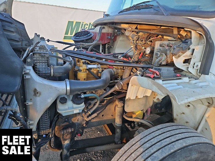 2005-freightliner-m2-106-image-30