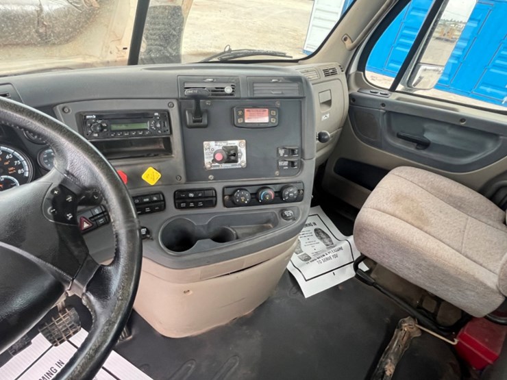 2015-freightliner-cascadia-daycab-image-14