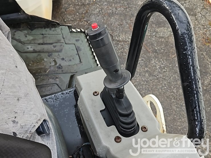 2014-caterpillar-cb24b-image-27