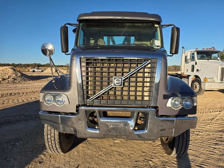 2014-volvo-10-image-6