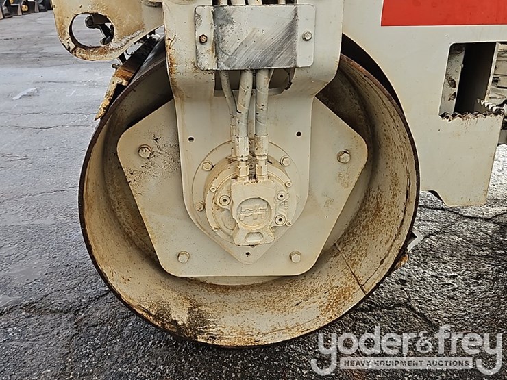 2014-caterpillar-cb24b-image-11