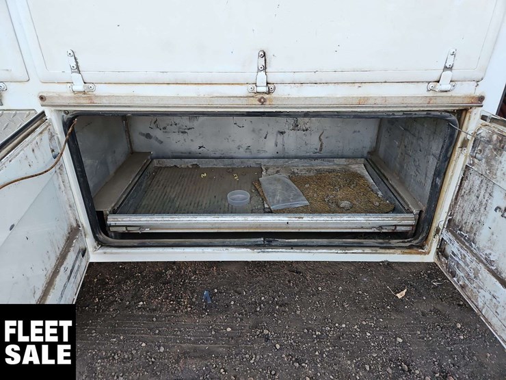 2005-freightliner-m2-106-image-34