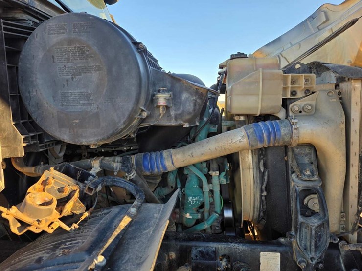 2014-volvo-10-image-14