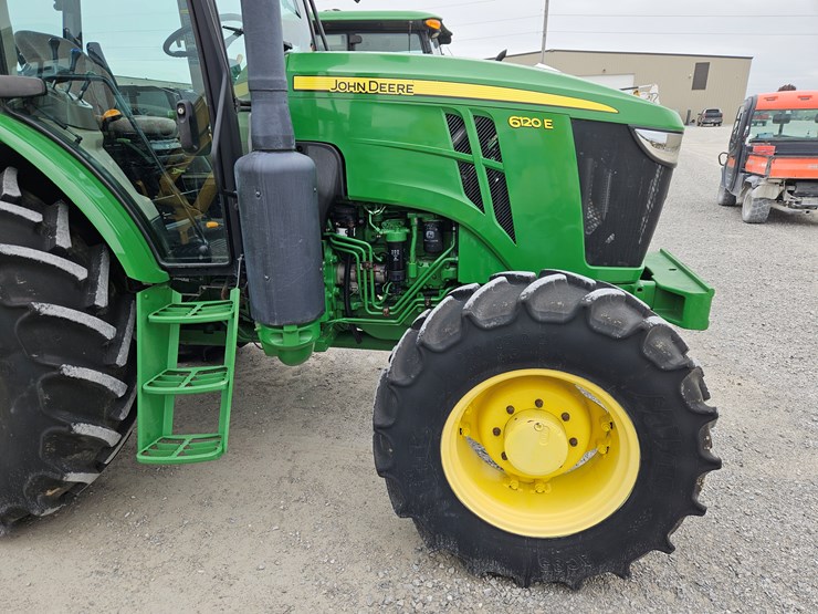 2017-john-deere-6120e-image-17