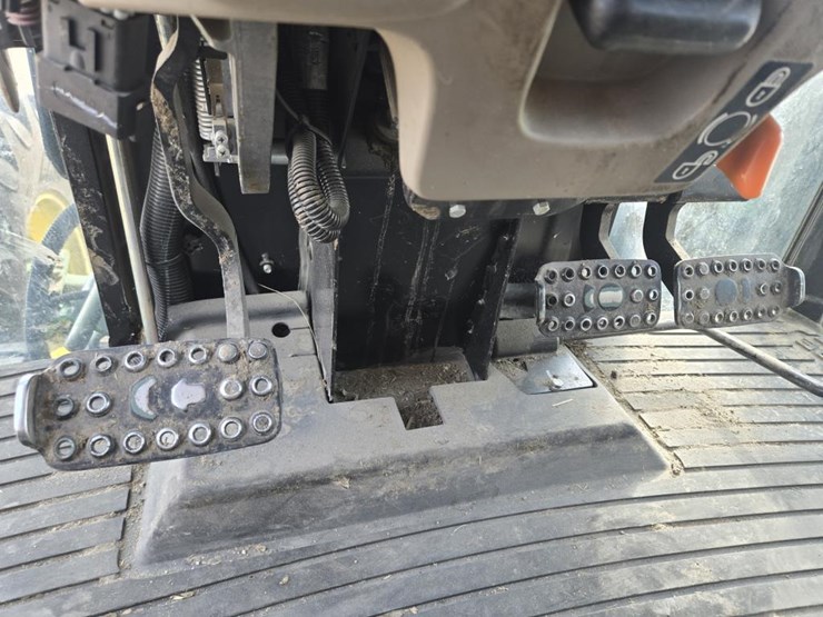 2022-john-deere-6135e-image-27