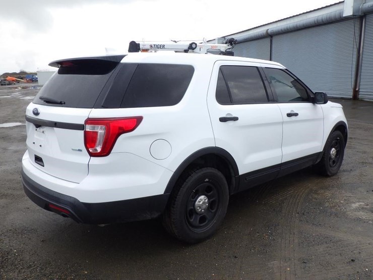 2016-ford-explorer-image-3