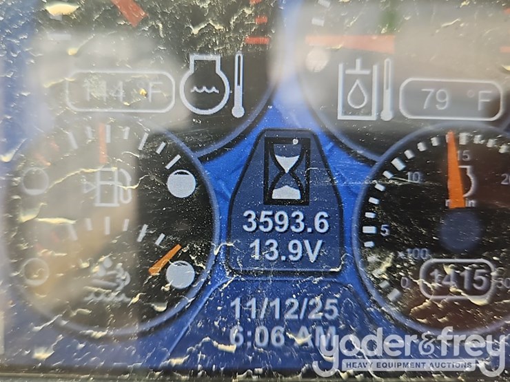 2021-caterpillar-299d3-image-30