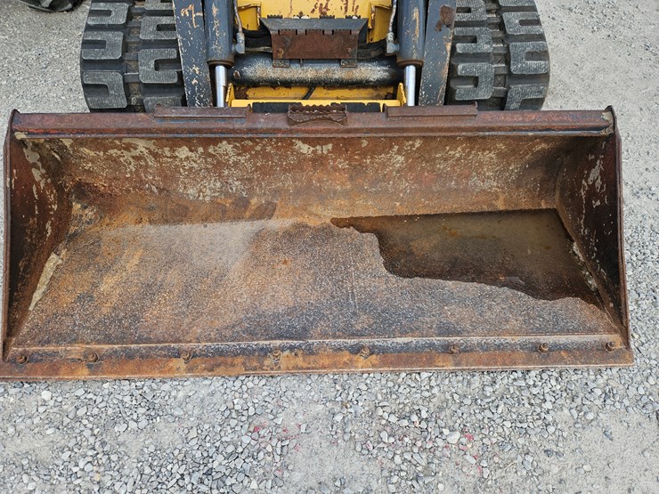 2010-deere-333d-image-3