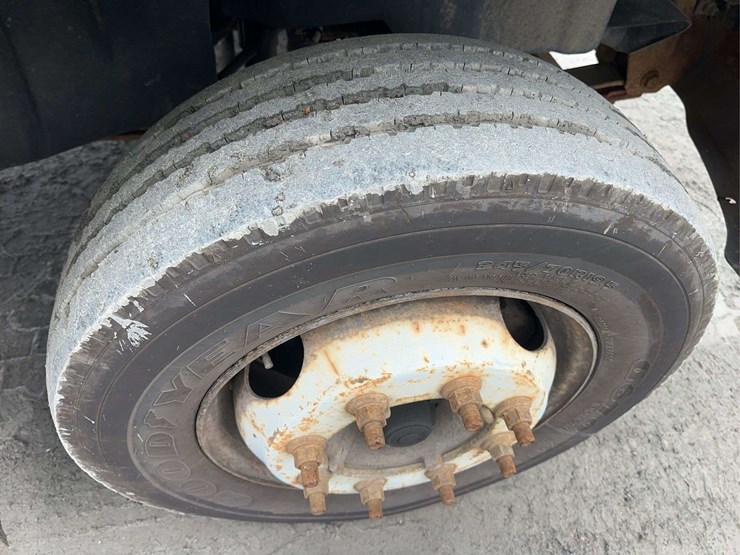 2005-gmc-topkick-c5500-image-12