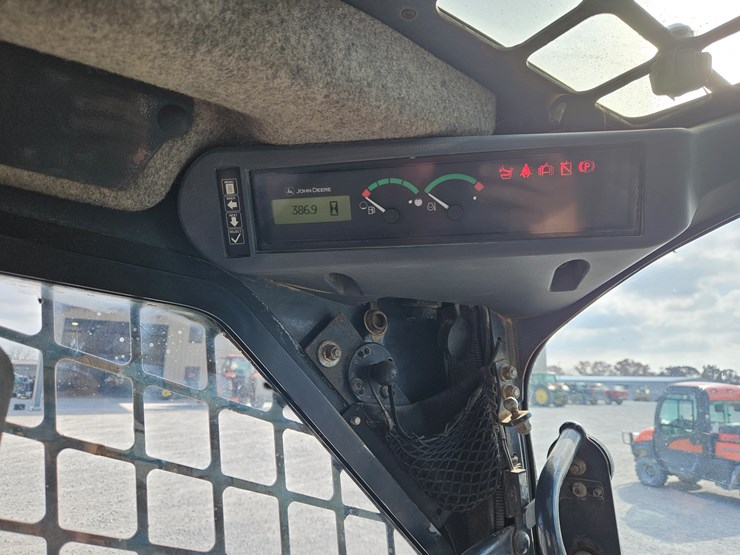 2010-deere-333d-image-11